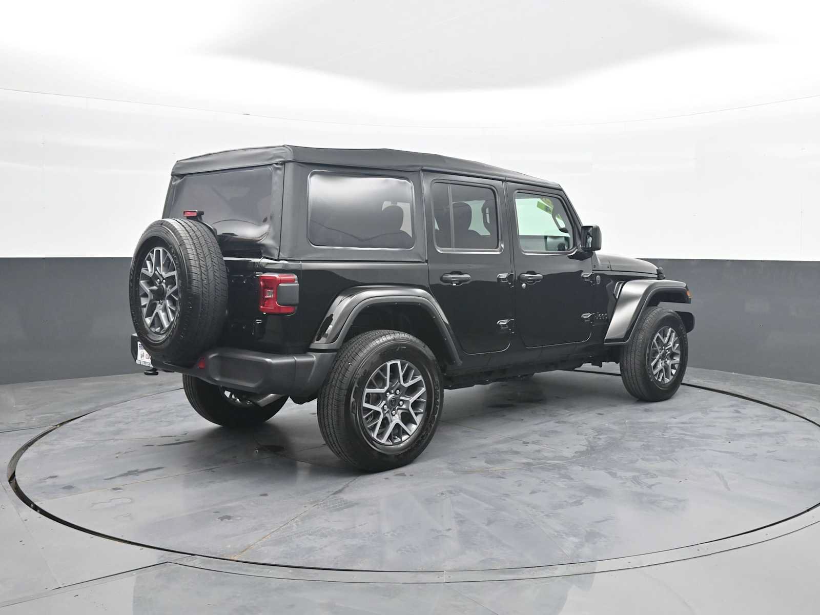 Used 2025 Jeep Wrangler Unlimited Sahara AWD/4WD image 8