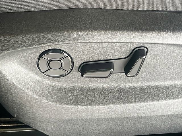 Used 2025 Volkswagen Tiguan SE R-Line image 13