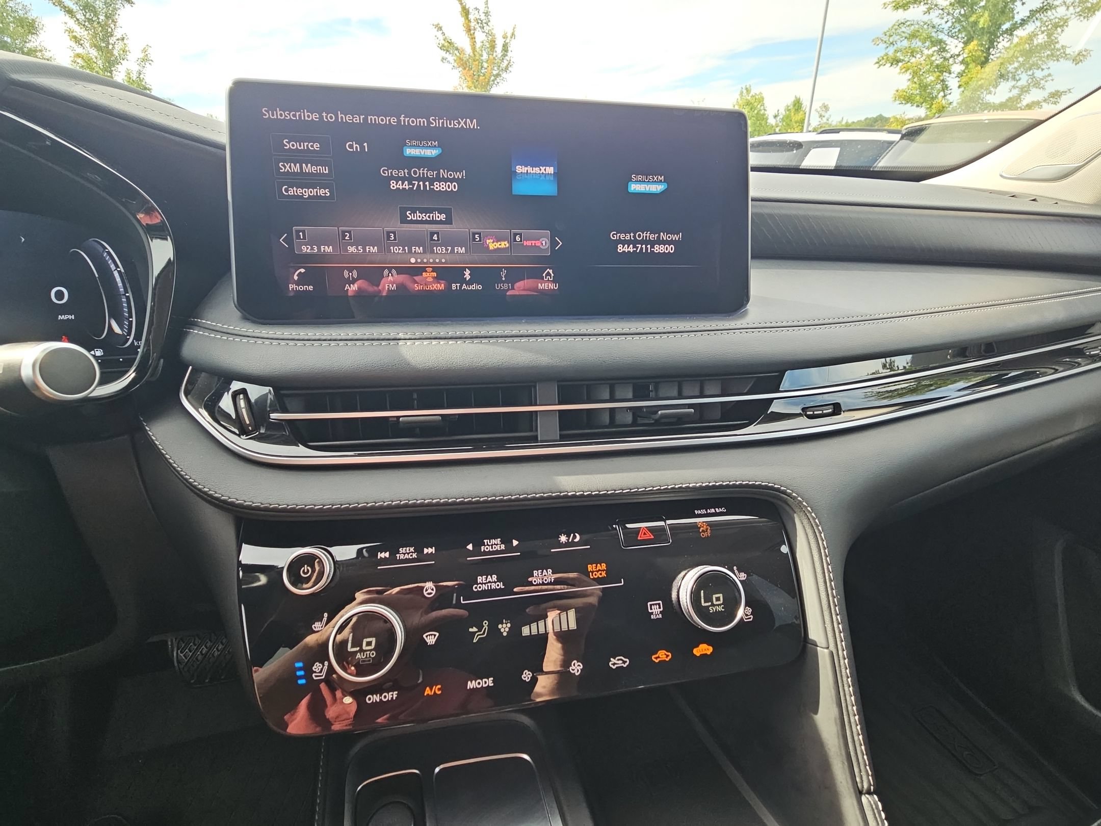 Used 2024 INFINITI QX60 Sensory w/ Vision Package AWD/4WD image 16