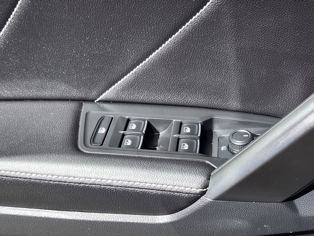 Used 2022 Volkswagen Tiguan SE R-Line image 4