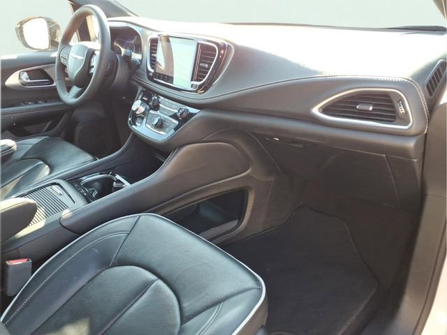 Used 2025 Chrysler Pacifica Limited FWD image 25