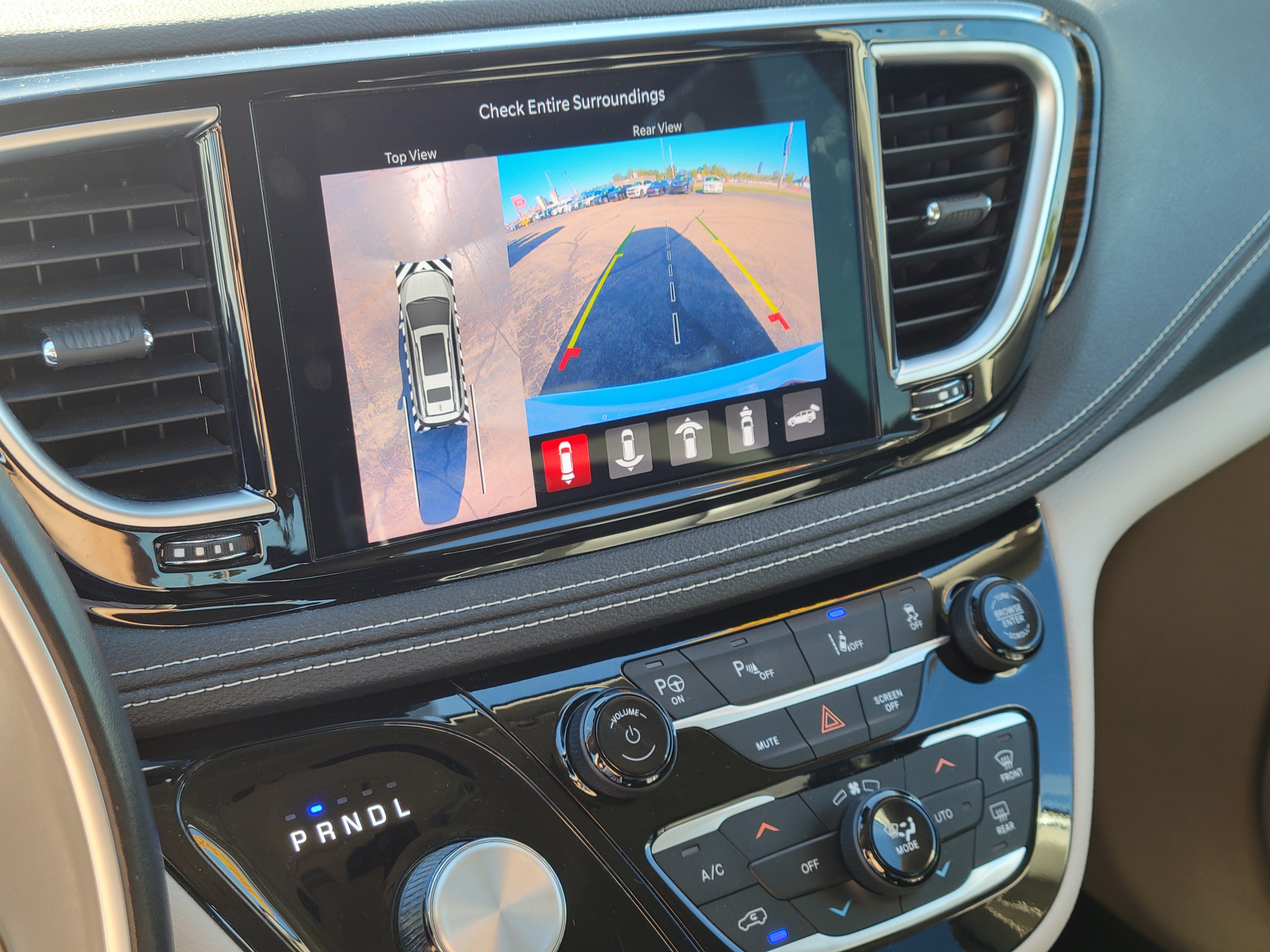 Used 2021 Chrysler Pacifica Limited w/ Uconnect Theater Family Group FWD image 13