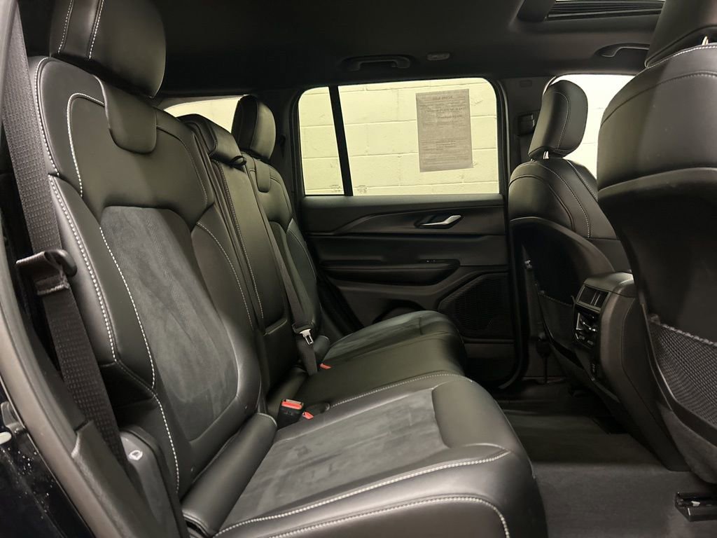 Used 2024 Jeep Grand Cherokee Altitude image 9