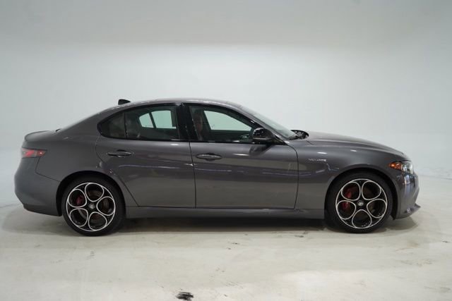 Used 2025 Alfa Romeo Giulia AWD image 8