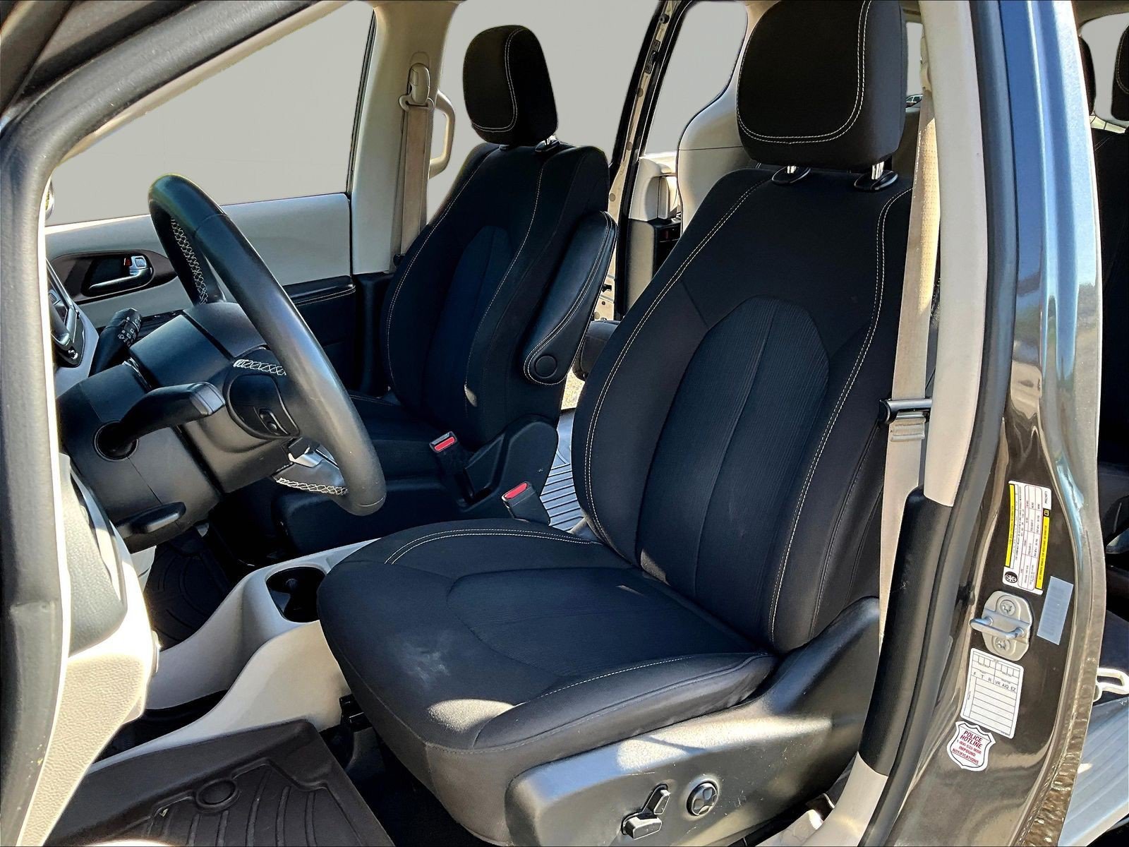 Used 2023 Chrysler Voyager LX FWD image 18