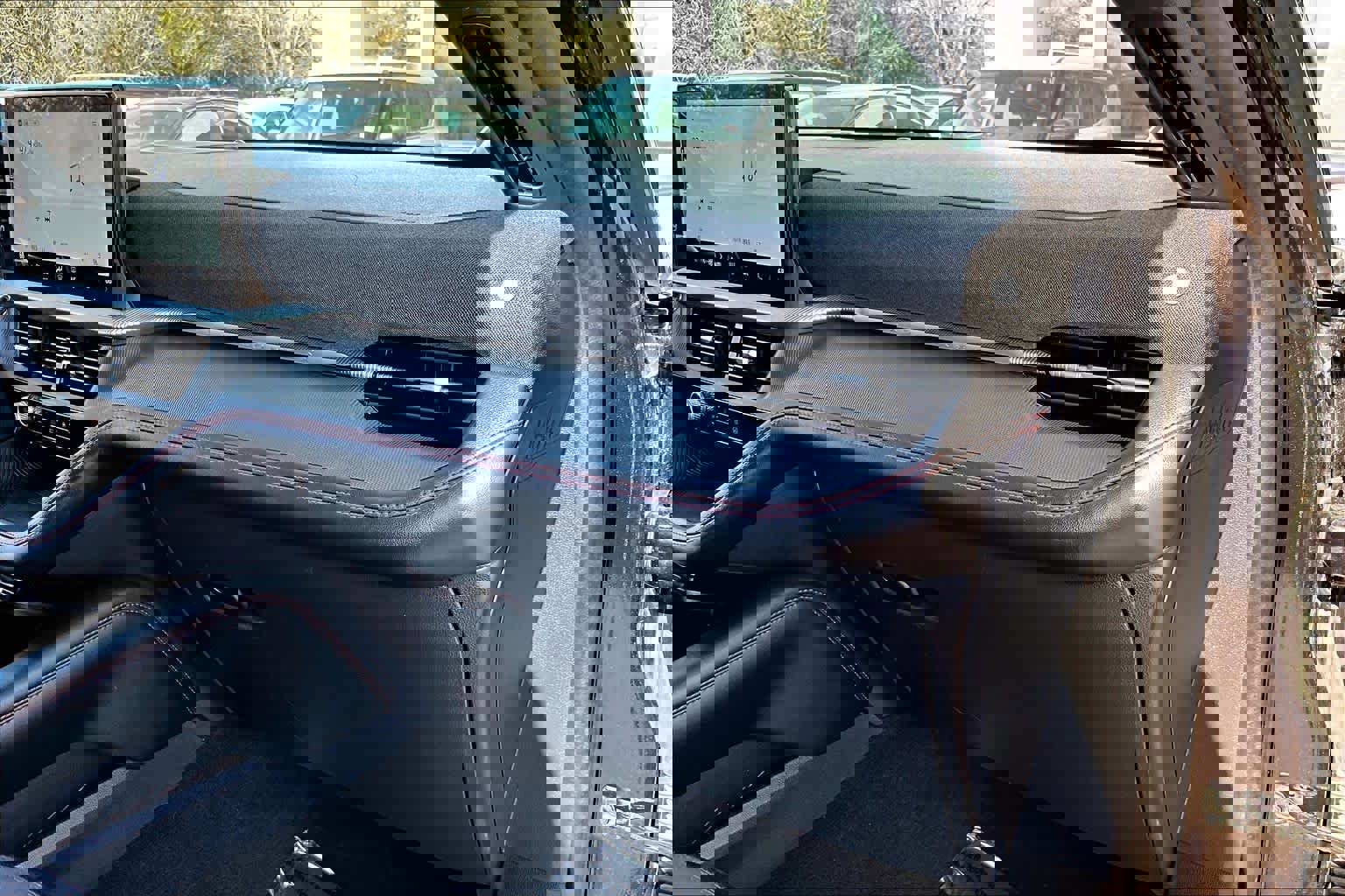 Used 2025 Ford Explorer ST-Line w/ ST-Line Street Pack image 18