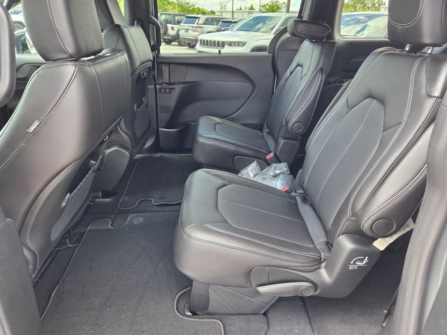 New 2026 Chrysler Pacifica Select FWD image 5