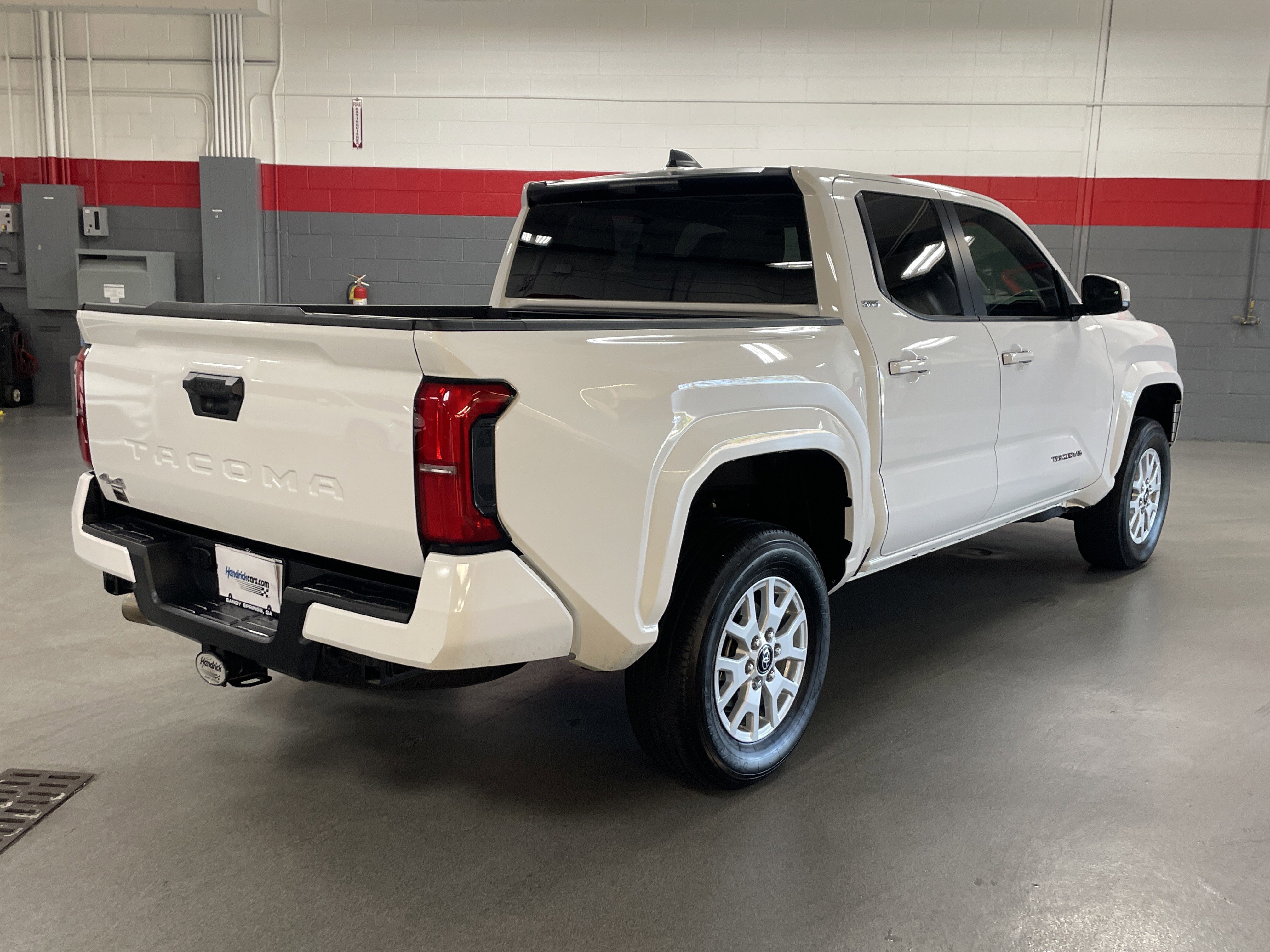 Used 2025 Toyota Tacoma SR5 AWD/4WD image 10