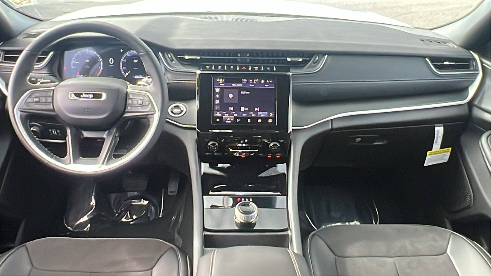 New 2025 Jeep Grand Cherokee Altitude image 19
