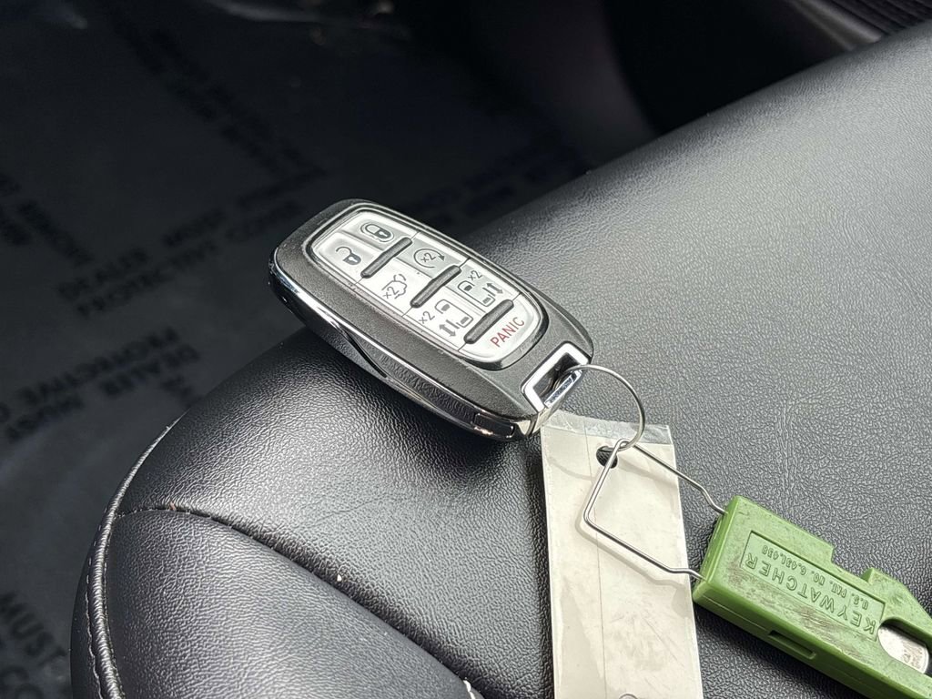 Used 2025 Chrysler Pacifica Select image 30