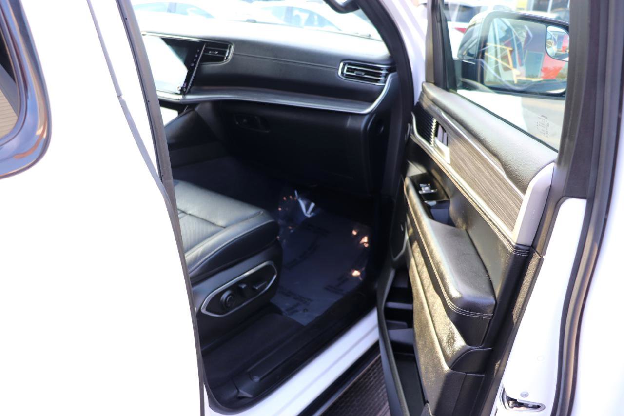 Used 2024 Jeep Wagoneer L Series II w/ Flexible Seating Group image 17