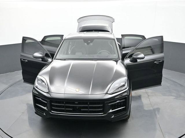 Certified 2024 Porsche Cayenne Coupe AWD/4WD image 32