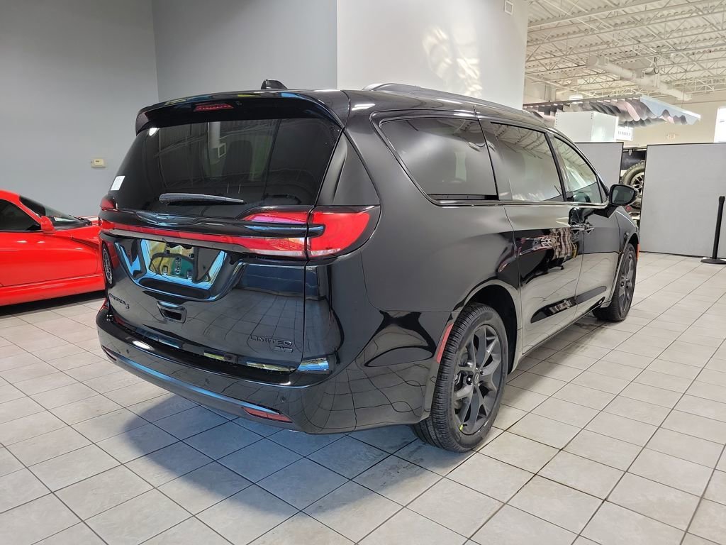 New 2026 Chrysler Pacifica Limited w/ S Appearance Package image 6