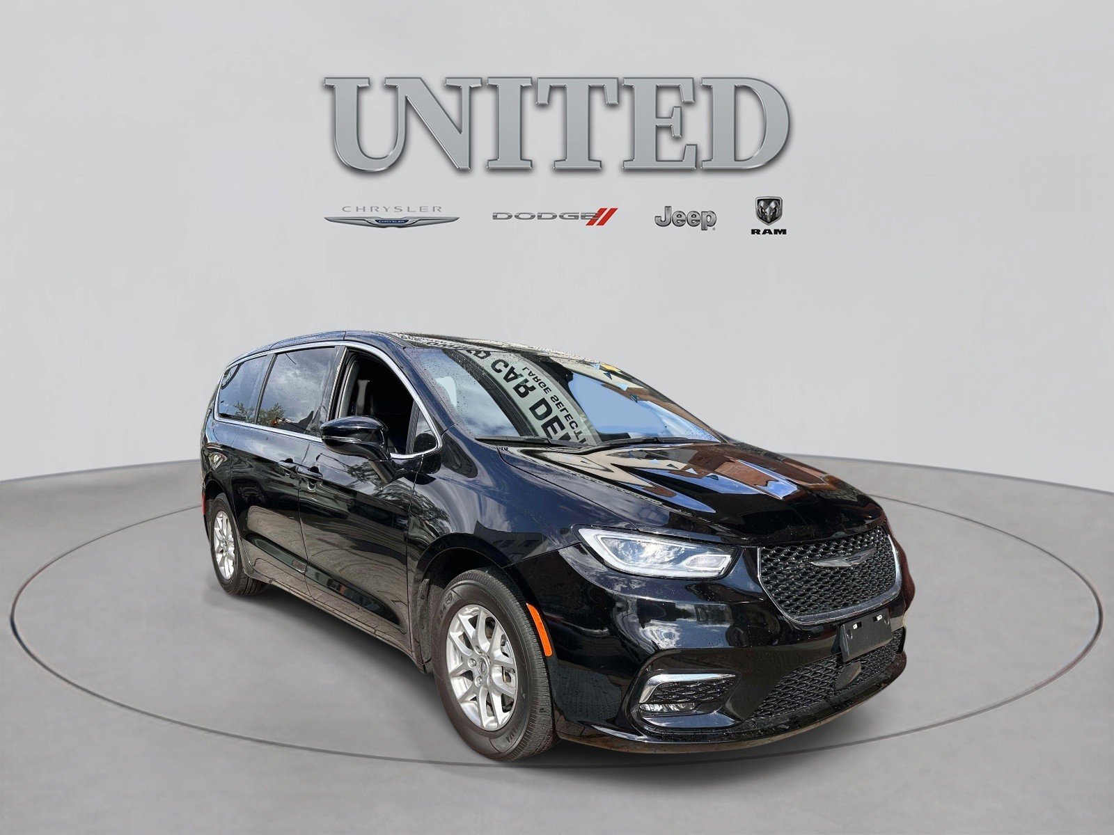 Used 2025 Chrysler Pacifica Select