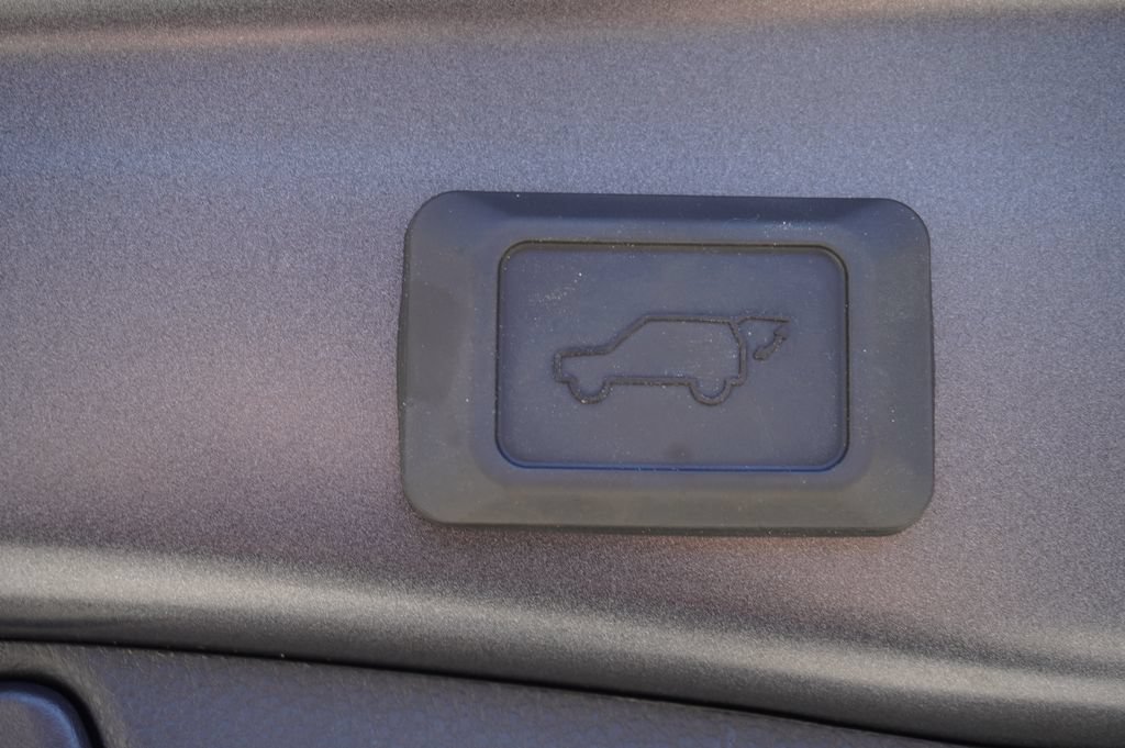 Used 2025 Toyota RAV4 XLE w/ Convenience Package FWD image 10