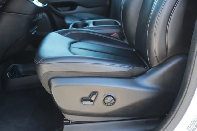 Used 2025 Chrysler Pacifica Select image 10