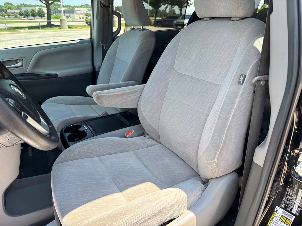 Used 2017 Toyota Sienna LE FWD image 62