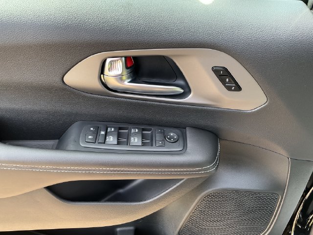 New 2027 Chrysler Pacifica Select FWD image 15