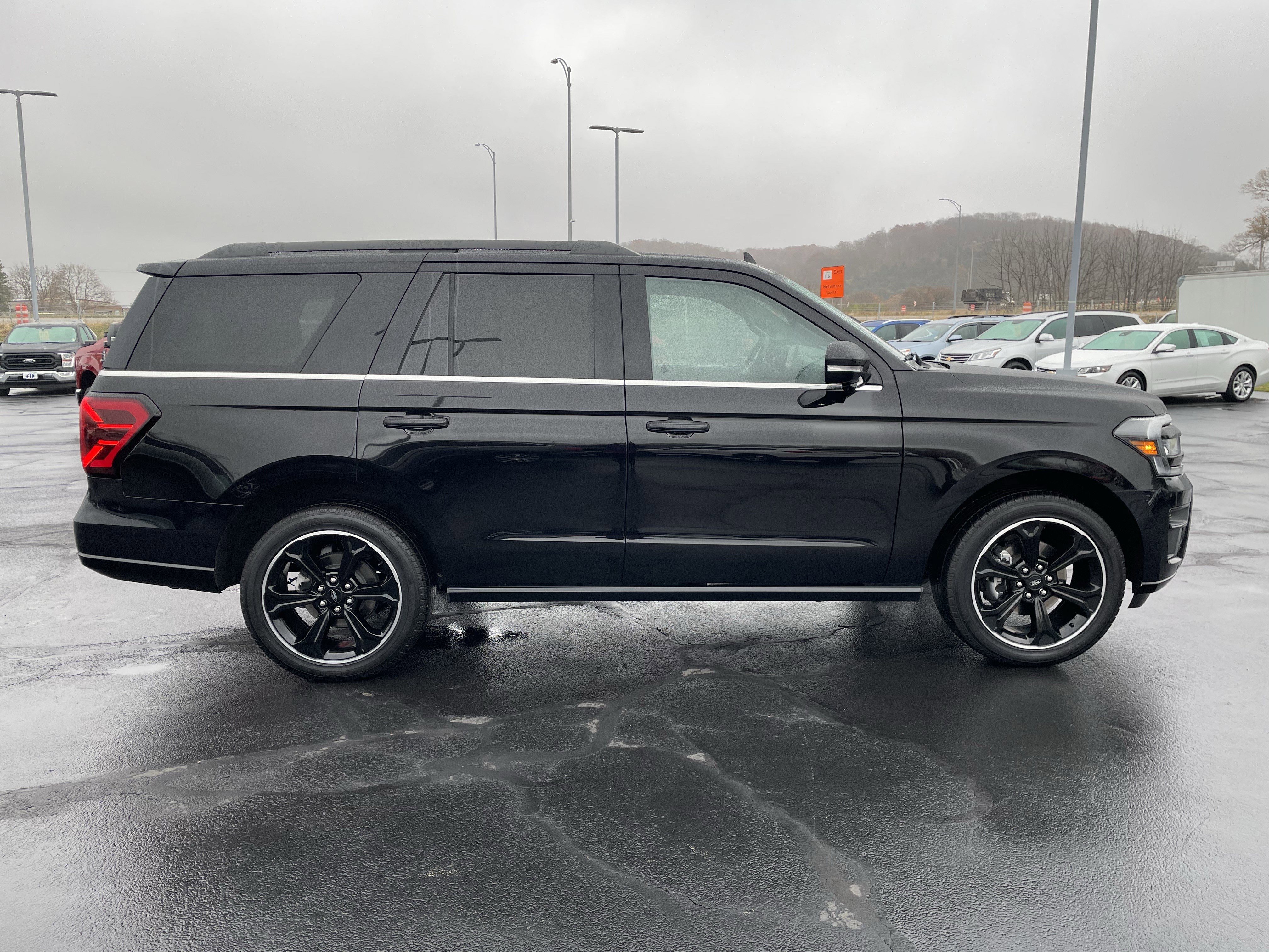 Used 2023 Ford Expedition Limited image 10