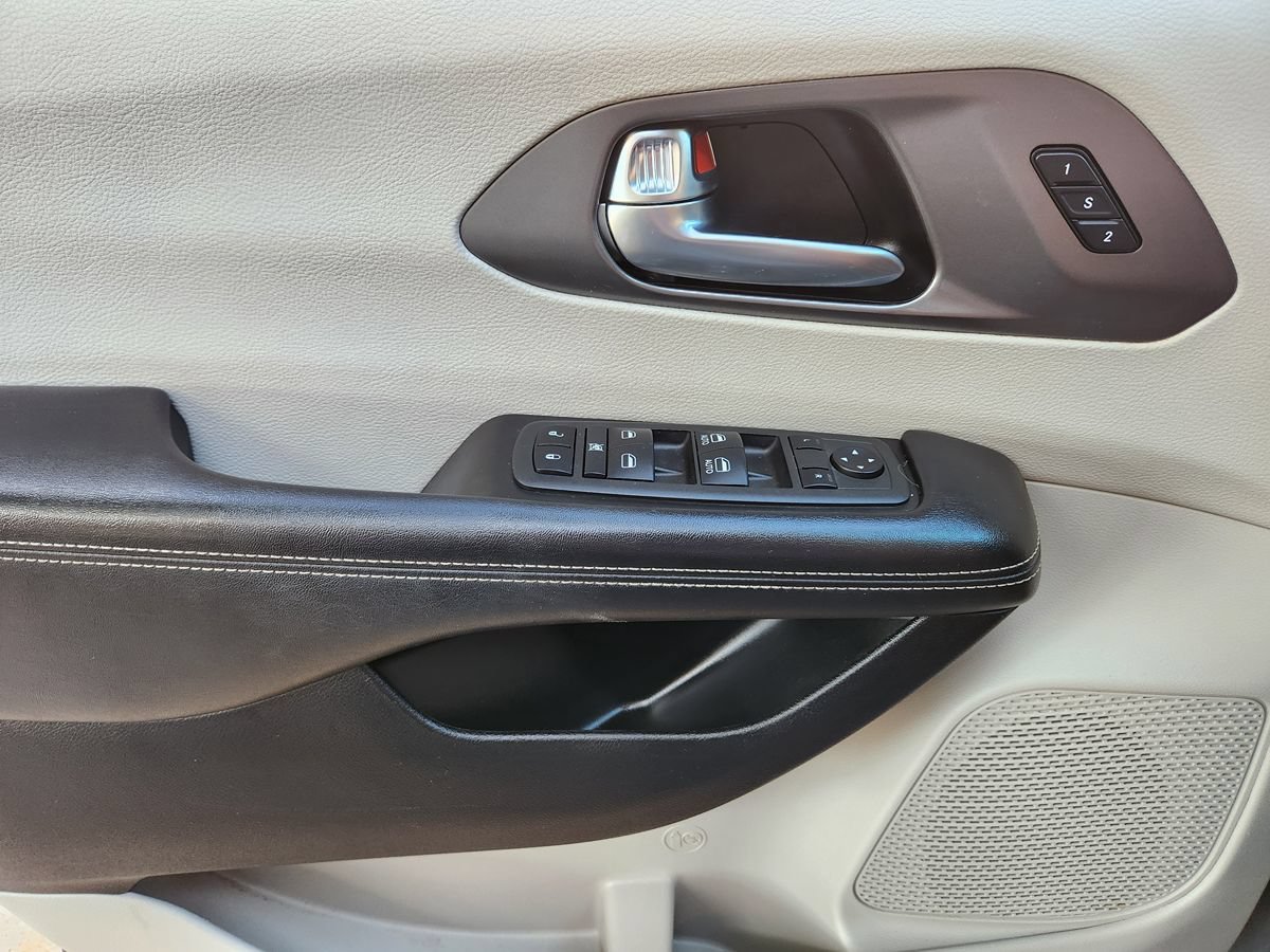 Used 2022 Chrysler Pacifica Touring-L FWD image 43