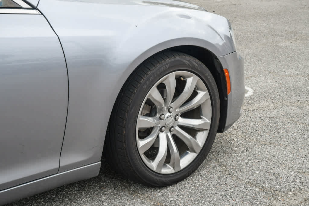 Used 2018 Chrysler 300 Limited RWD image 4