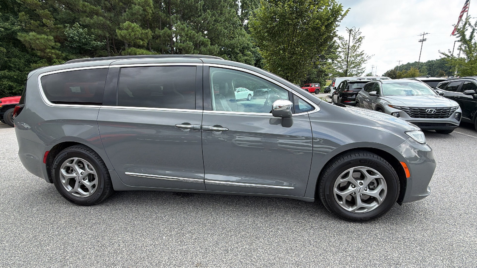 Used 2022 Chrysler Pacifica Limited FWD image 7