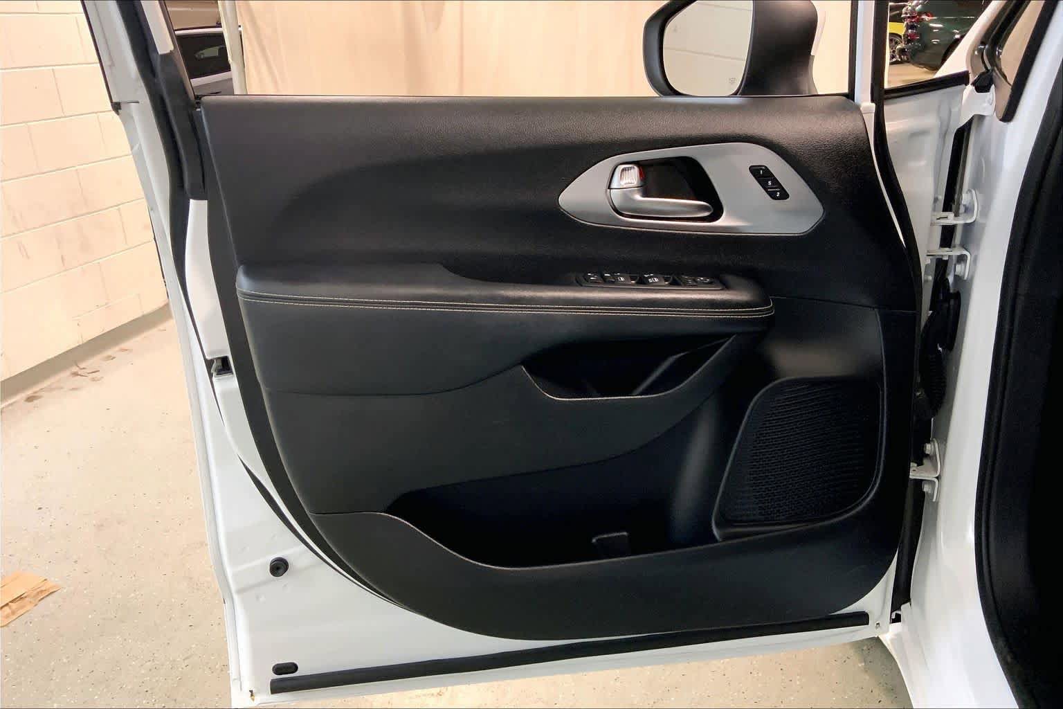 Used 2023 Chrysler Pacifica Touring-L w/ S Appearance Package image 21