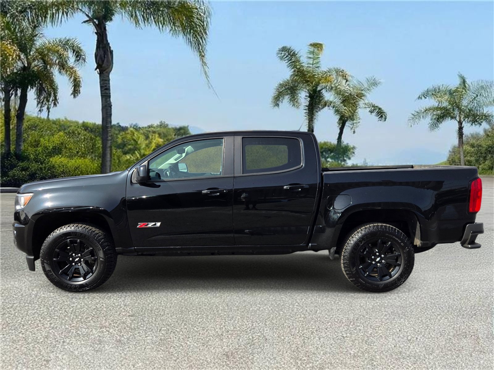 Used 2018 Chevrolet Colorado Z71 w/ Z71 Midnight Edition AWD/4WD image 2