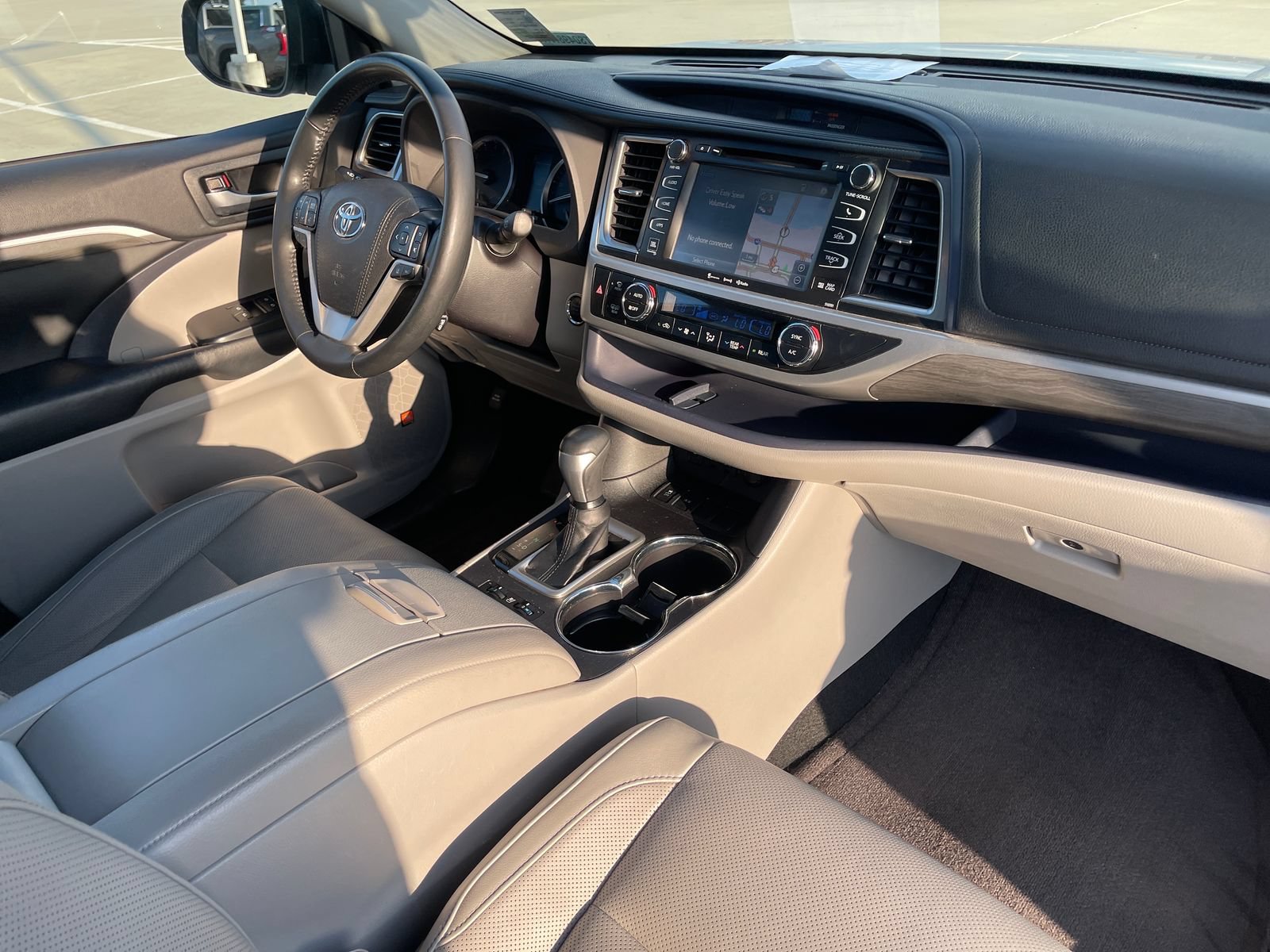 Used 2019 Toyota Highlander Limited Platinum FWD image 25