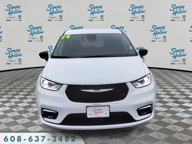 Used 2024 Chrysler Pacifica Touring-L image 2