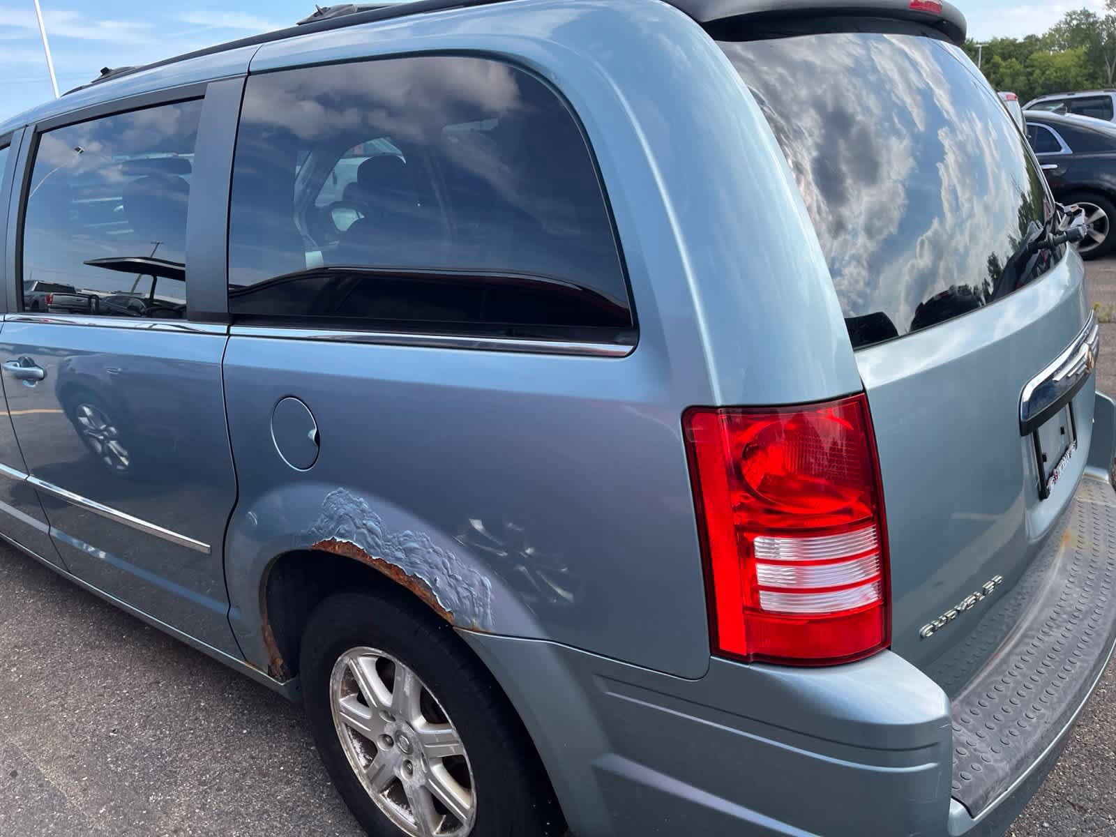 Used 2009 Chrysler Town & Country Touring w/ Family Value Group FWD image 8