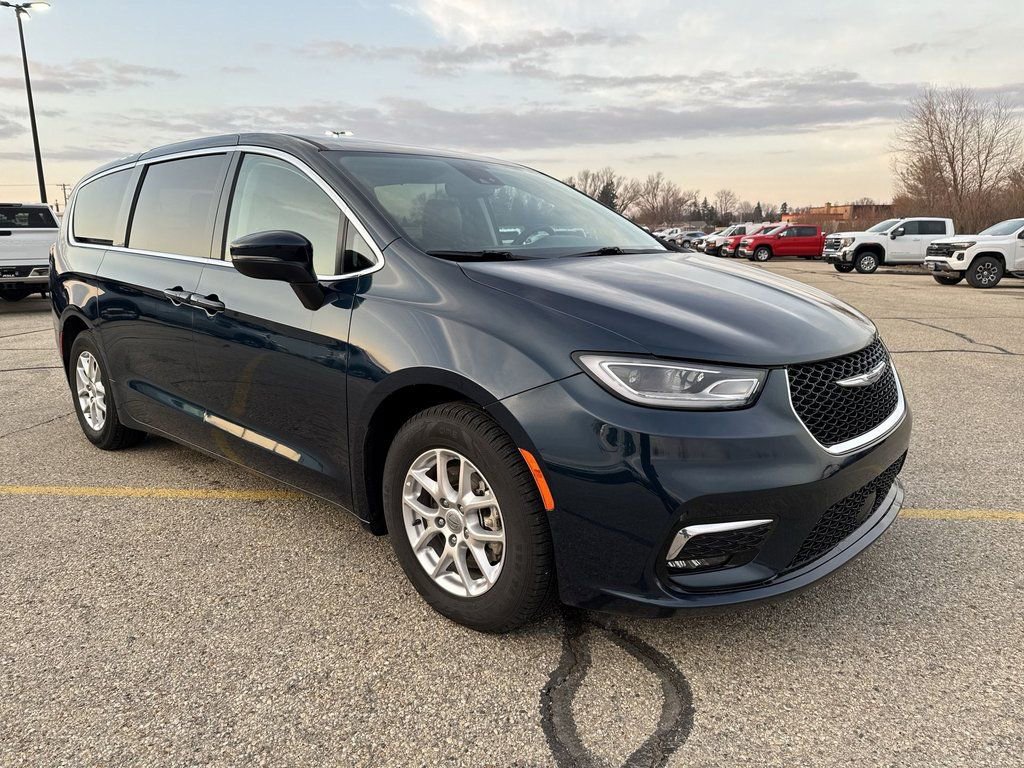 Used 2023 Chrysler Pacifica Touring-L image 6