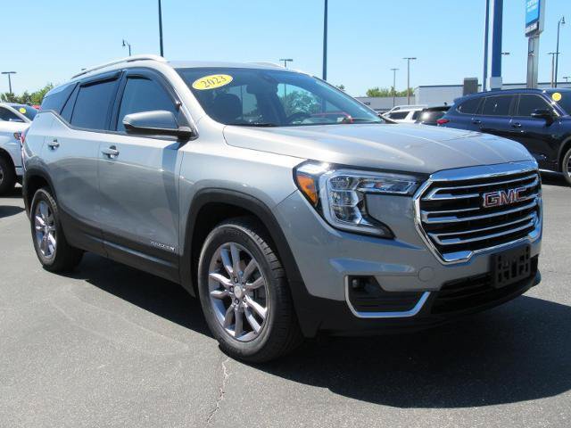 Used 2023 GMC Terrain SLT AWD/4WD image 3