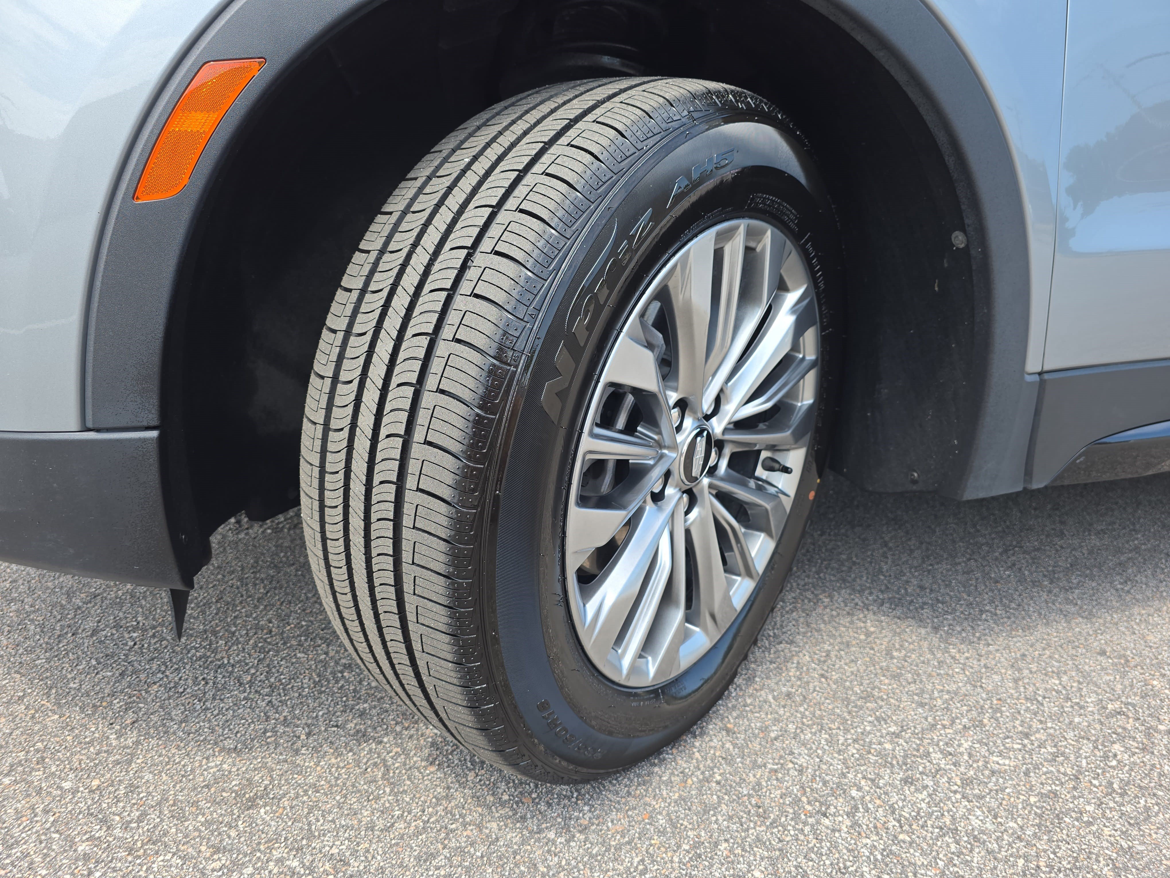 Certified 2025 Cadillac XT4 Premium Luxury AWD/4WD image 33