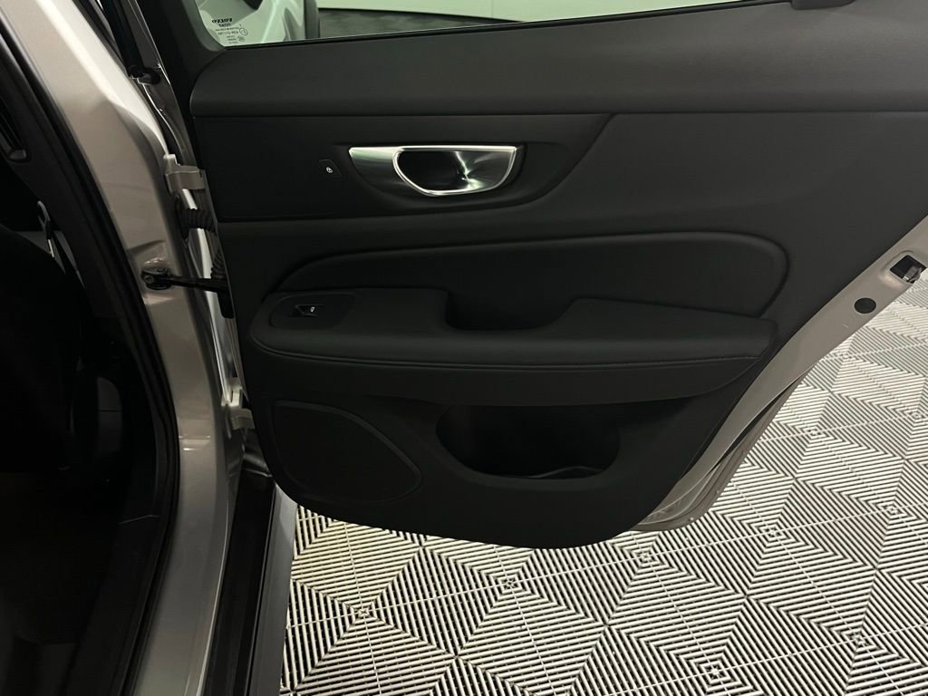Used 2025 Volvo V60 B5 Cross Country Plus image 32