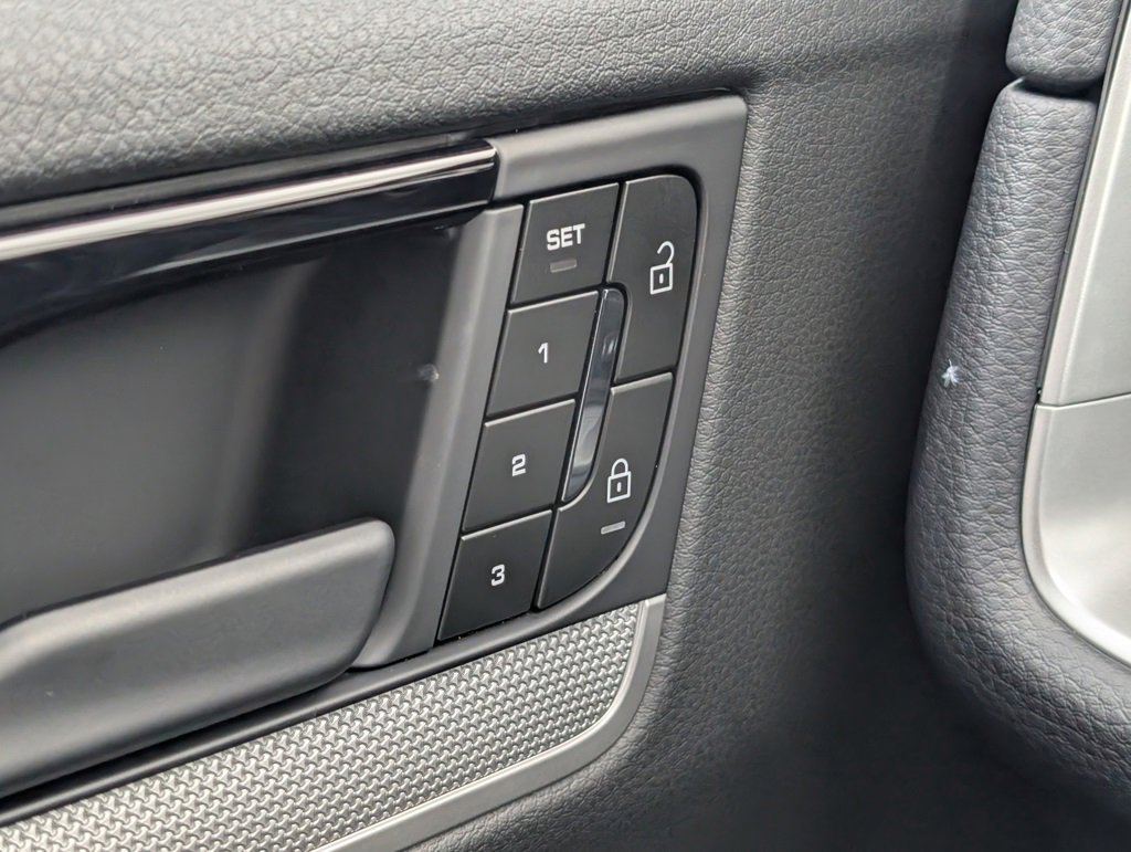 Certified 2025 Porsche Cayenne Coupe image 28