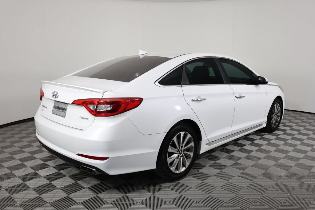 Used 2016 Hyundai Sonata Sport w/ Option Group 1V FWD image 2