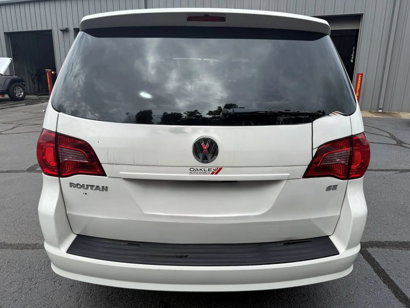 Used 2010 Volkswagen Routan SE FWD image 3