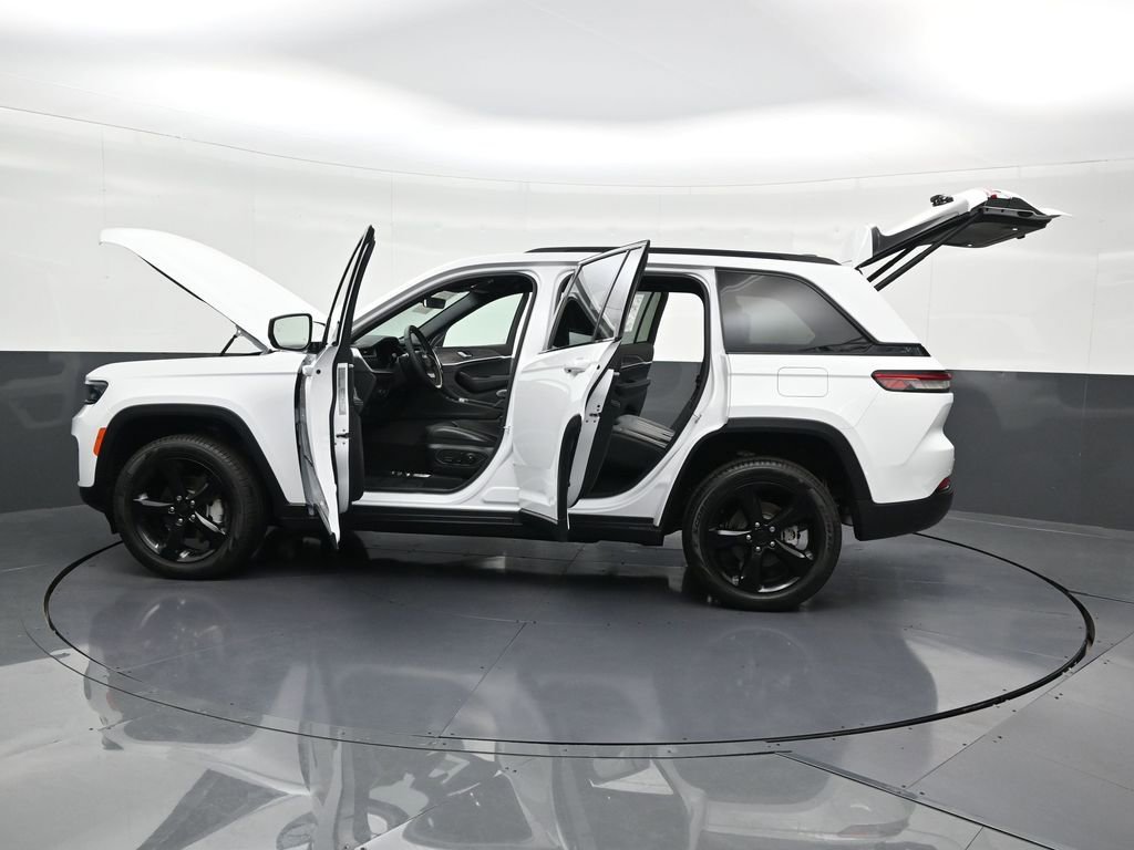 Used 2025 Jeep Grand Cherokee Limited w/ Black Appearance Package image 33