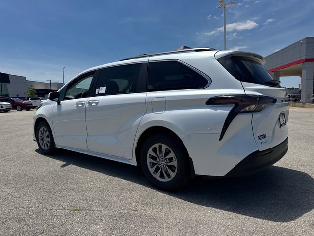 New 2026 Toyota Sienna XLE FWD image 4