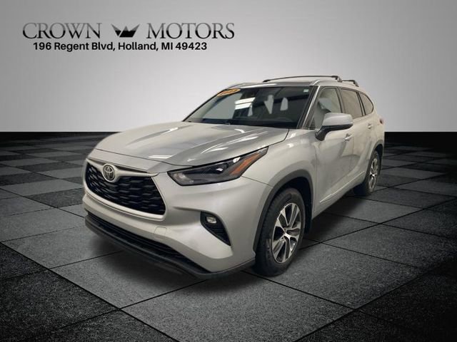 Used 2022 Toyota Highlander XLE image 3