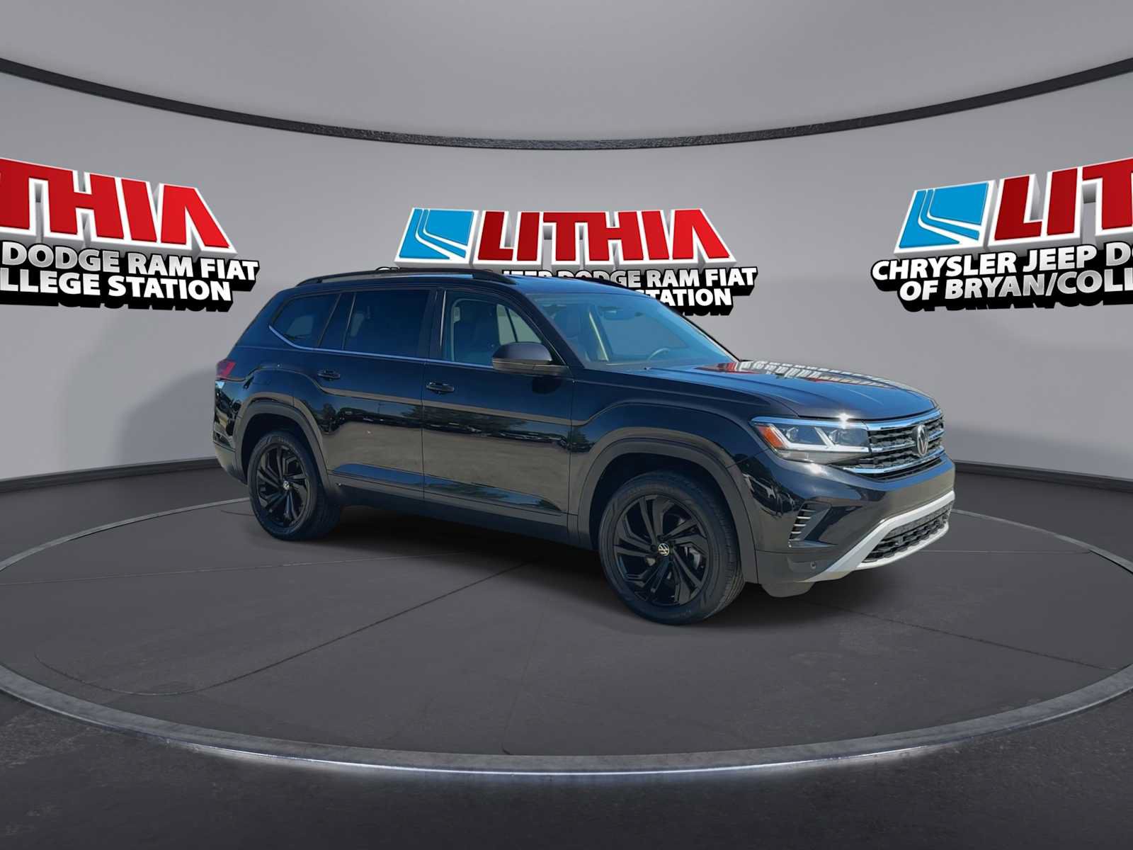 Used 2022 Volkswagen Atlas SE w/ Black Wheel Package FWD image 2