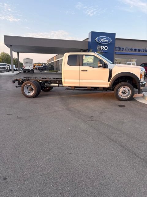 New 2027 Ford F550 4x4 Supercab Super Duty w/ XL Chrome Package image 4