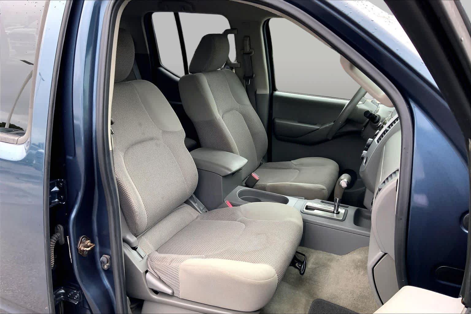 Used 2013 Nissan Frontier SV w/ SV Value Truck Pkg RWD image 9