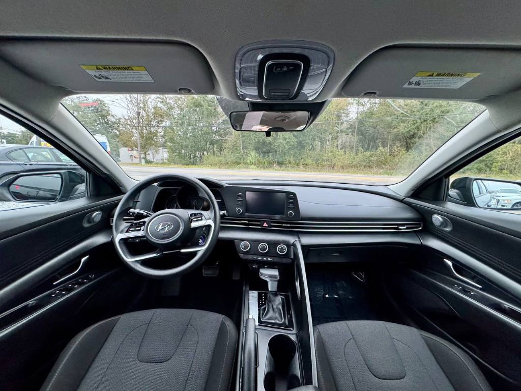 Used 2021 Hyundai Elantra SE FWD image 11