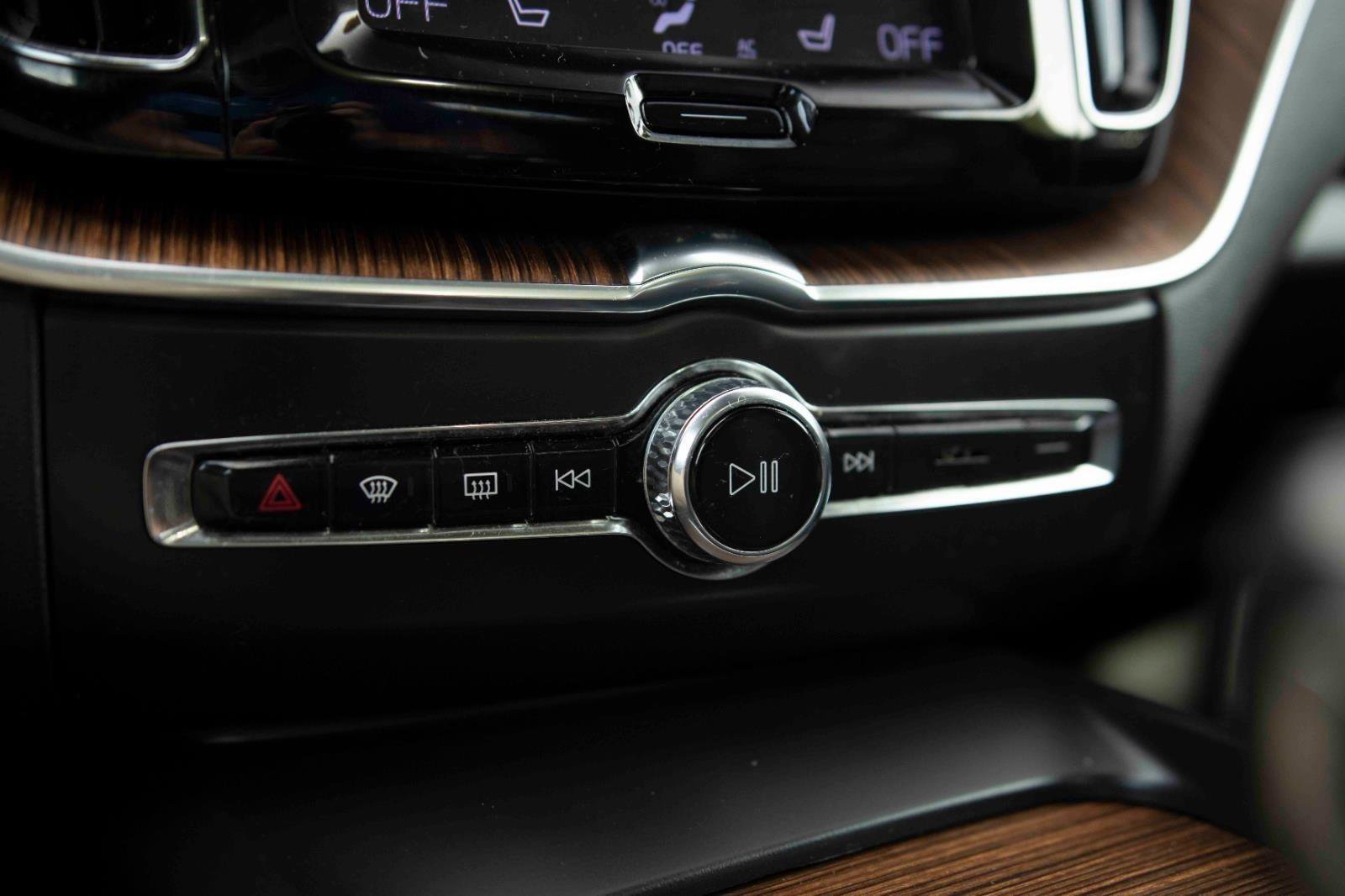 Used 2021 Volvo XC60 T5 Momentum w/ Protection Package Premier image 9
