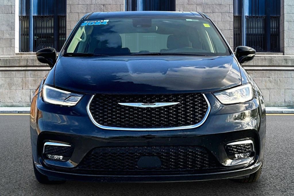 Used 2024 Chrysler Pacifica Limited image 3