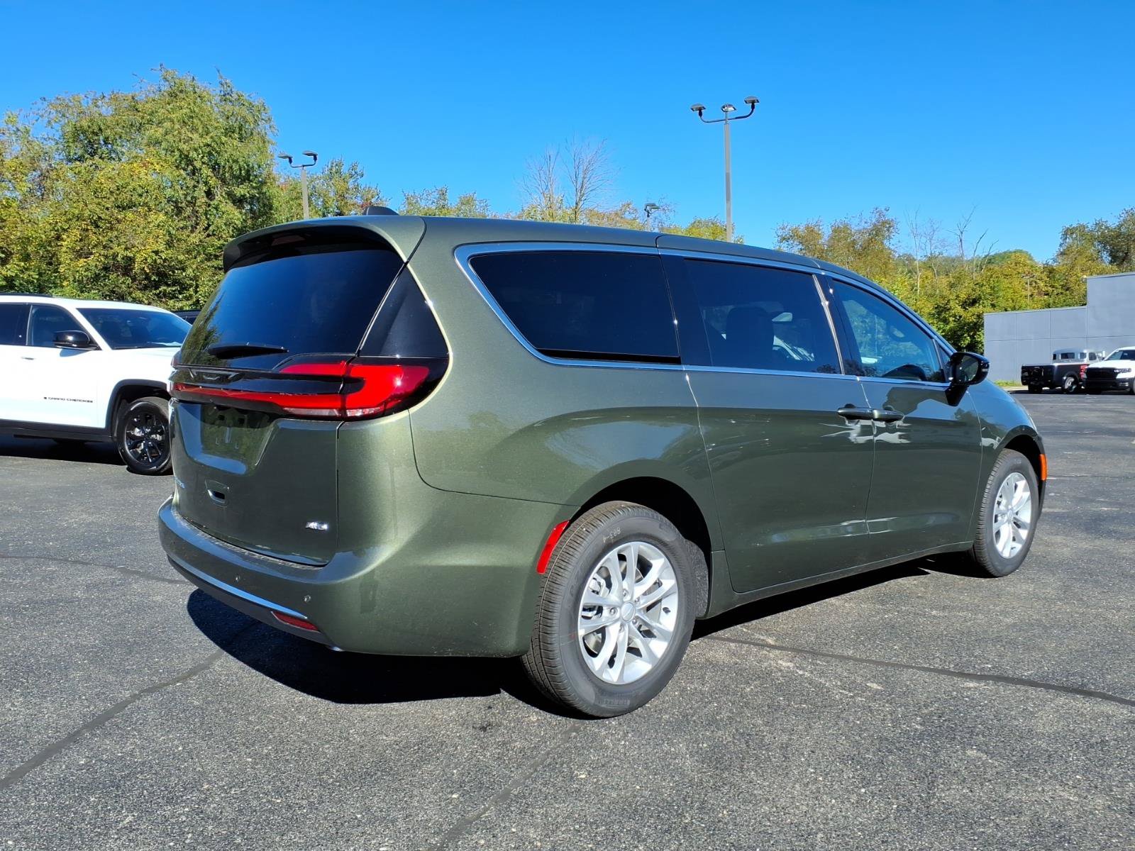 New 2027 Chrysler Pacifica Select AWD/4WD image 7