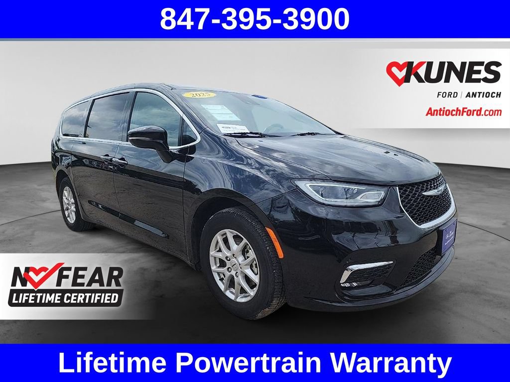 Used 2025 Chrysler Pacifica Select FWD image 1