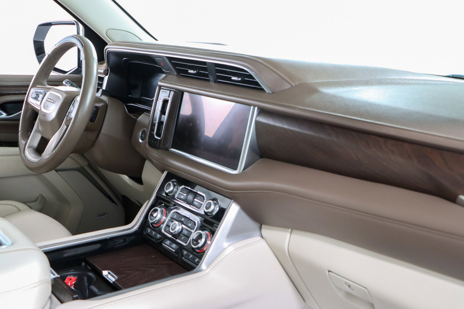 Used 2024 GMC Yukon Denali w/ Advanced Technology Package AWD/4WD image 32